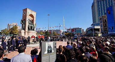 İstanbul Taksim'de 101. yıl çelengi