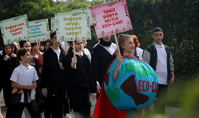 Sakarya'da gençler çöp ve pankartlarla Sapanca Gölü'nden çağrı yaptı