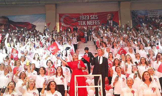 Soner Arıca İzmit'te Cumhuriyet için gönüllü sahne aldı