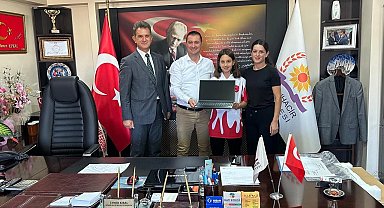 Tamer Kıral Türkiye 2.si olan Eslin Göktepeli'ye laptop hediye etti