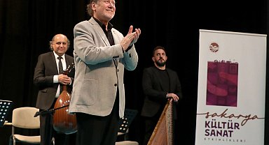 Ahmet Özhan Sakarya'da sanatseverlerle buluştu