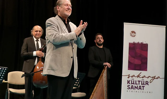 Ahmet Özhan Sakarya'da sanatseverlerle buluştu
