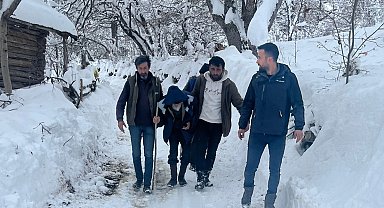 Artvin Ardanuç'ta İl Özel İdare ekipleri yaşlı hastaya 'nefes' oldu