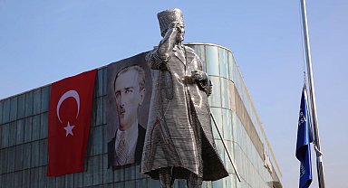 Bursa Kent Meydanı'nda 'Atatürk Heykeli'
