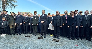 Büyük Lideri Sonsuz Minnetle