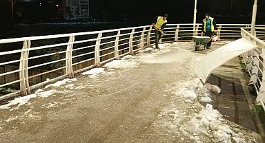 Kocaeli'nde üst geçitlere buzlanma müdahalesi