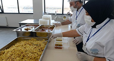Nilüfer’de ihtiyaç sahiplerine sıcak yemek desteği