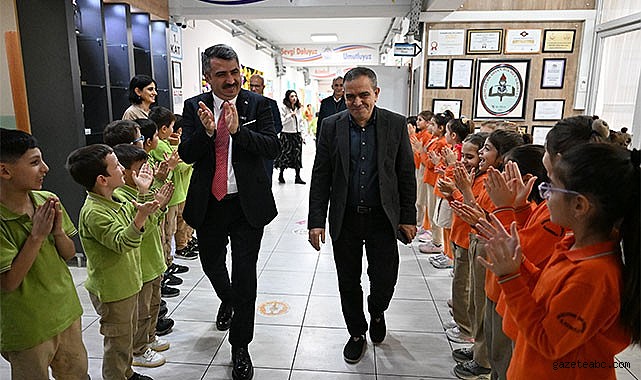 Yıldırım'da 42 Yıllık Öğretmen Alkışlarla Emekliliğe Uğurlandı