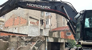Balıkpazarı'nda metruk bina temizliği
