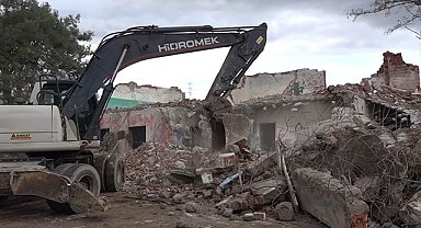 Muratoba'da metruk bina yıkımı