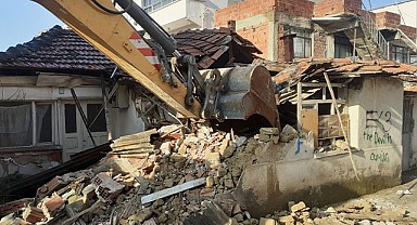 Tehlike arz eden metruk binalar yıkılıyor