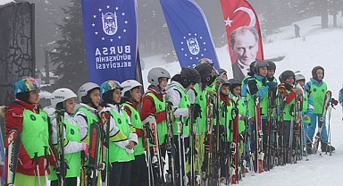 Uludağ’da öğrencilerin kayak heyecanı