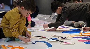 Çocuklar kolektif sanat üretimini öğreniyor