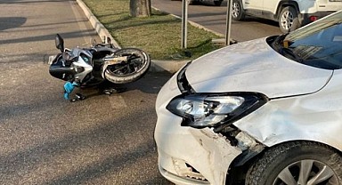 İnegöl'de Otomobil İle Çarpışan Motosiklet Sürücüsü Yaralandı