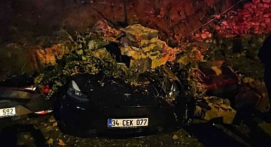 İstinat Duvarı, Park Halindeki Araçların Üzerine Çöktü!