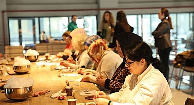 Kadınlardan Sevgililer Günü’ne özel kapı süsleri