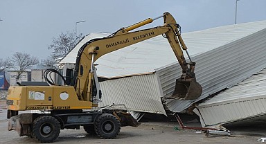 Tarım arazisi üzerindeki kaçak depo yıkıldı