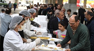 Başkan Aydın bin kişiyle aynı anda iftar açtı