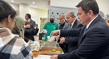 Başkan Aydın vatandaşlara iftar yemeği dağıttı