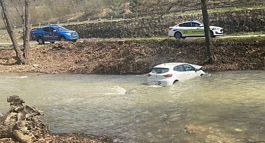 Bursa'da Feci Kaza: Otomobil Dereye Uçtu