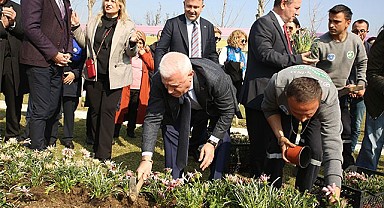 Kadınlar Günü’nde çiçekler toprakla buluştu