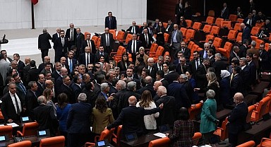 Meclis'te Kavga Çıkınca Emekli İkramiyesi Unutuldu!