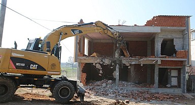 Nilüfer’de 2 katlı kaçak bina yıkıldı