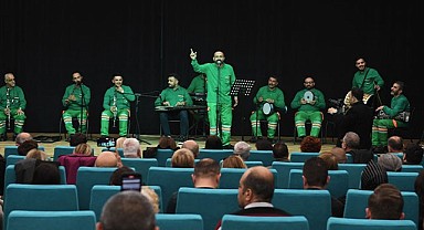 Temizlik işçileri konser verdi dinleyenler hayran kaldı