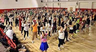 350 kadın kursiyer Dünya Dans Günü'nde zumba gösterisi yaptı