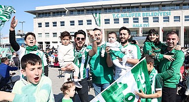 Bursaspor’un şampiyonluk maçı Halk Evi önünde dev ekranda izlendi
