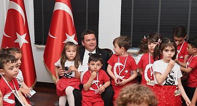 Minik öğrencilerden Başkan Aydın’a 23 Nisan ziyareti
