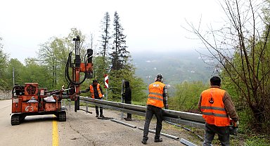 Sakarya Taşyatak'ta çelik bariyer montajı tamam