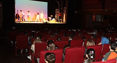 Tiyatro perdesi çocuk ve gençler için açıldı