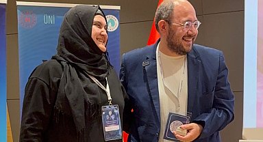 10 yıllık eşine sempozyumda sürpriz evlilik teklifi!