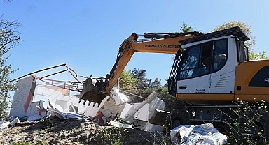 25 kaçak yapı yıkıldı