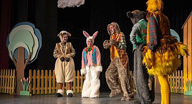 Alkışlar Karabağlar Kent Tiyatrosu'na