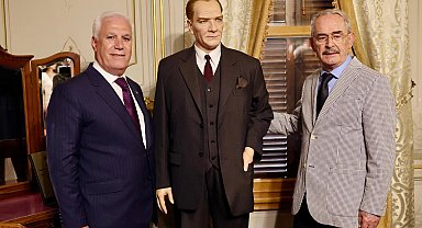 Atatürk'ün balmumu heykeli, Bursa Hünkâr Köşkü'nde