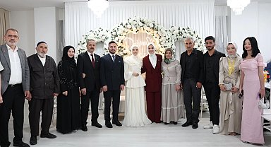 Bakan Göktaş, gence kız istedi!