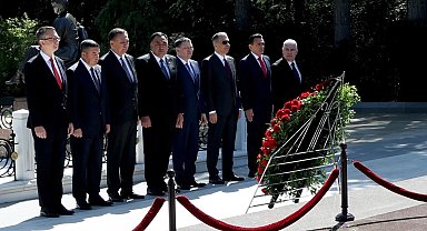 Bakan Yerlikaya'dan Bakü'de Aliyev'in kabrine ziyaret