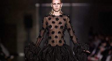 Bakü Fashion Week'te tüm gücüyle 'siyah' sahnede!