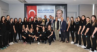 Başkan Bozbey'den şampiyon hentbol takımına övgü