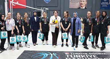 Bilgievi kursiyerleri, voleybol maçında hünerlerini konuşturdu