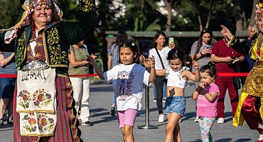 Bornova Halk Dansları Festivali coşkuyla başladı
