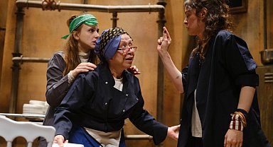 'Bulaşıkçılar' 1 Mayıs'ta Bursa'da sahnelendi... Kadın oyuncular işçi emeğini anlattı