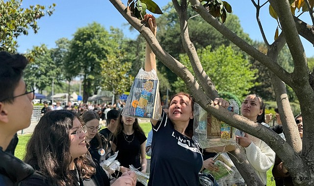Bursa’da ağaçlar ‘kitap’ açtı