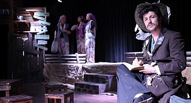 Bursa İnegöl'de 'Komşu Köyün Delisi' gala yaptı