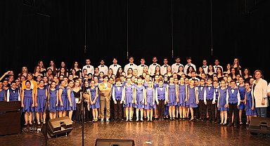 Bursa Nilüfer Çocuk ve Gençlik Koroları yıl sonu konserinde büyüledi