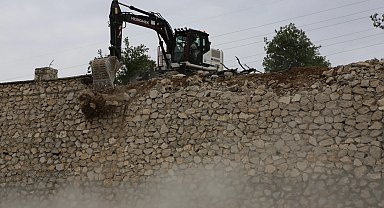 Bursa Nilüfer Dağyenice'de kaçak duvar yıkıldı