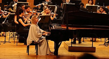 Bursa Nilüfer Senfoni Orkestrası ilk konserinde Gülsin Onay'ı ağırladı