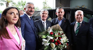 Bursa'da CHP lideri Özgür Özel'e coşkulu karşılama